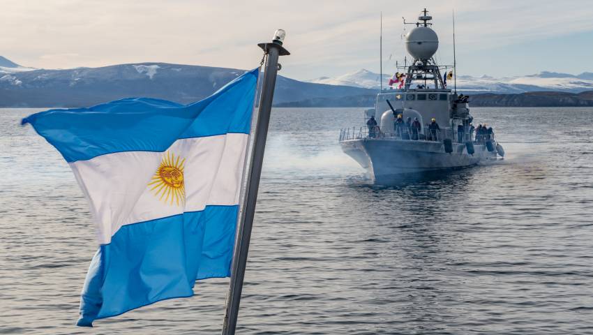 Operar en estas aguas gélidas, requiere adiestramiento continuo.